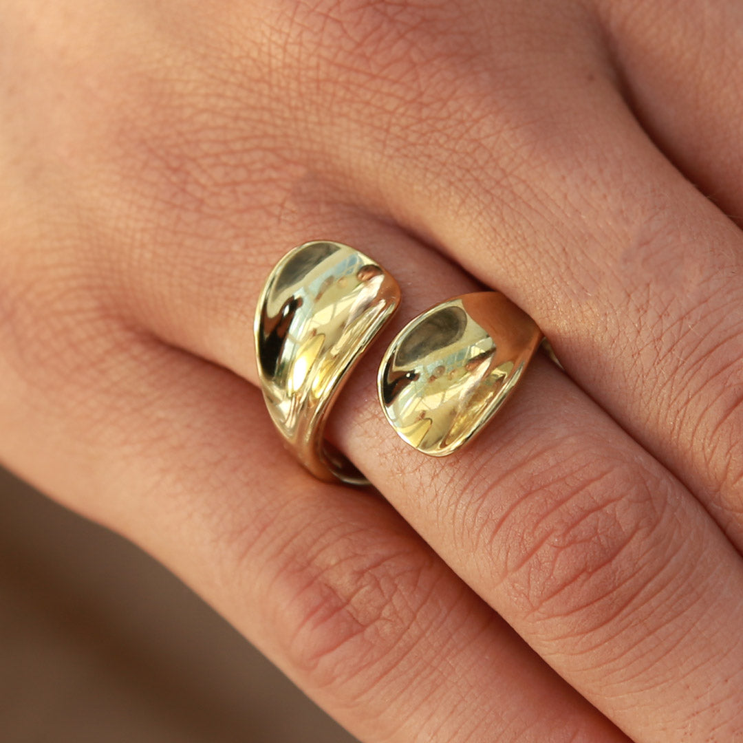 Gouden ring embrace