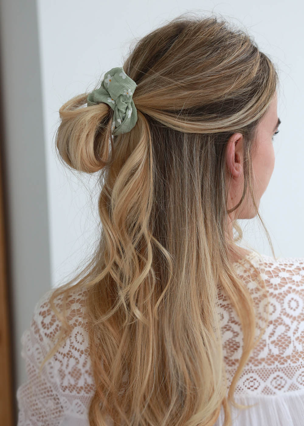 Scrunchie Gänseblümchen oliv