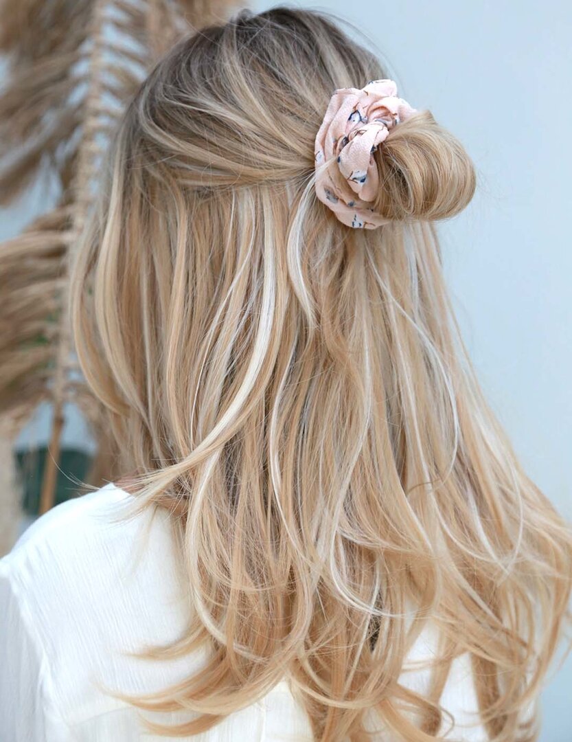 Scrunchie spring white